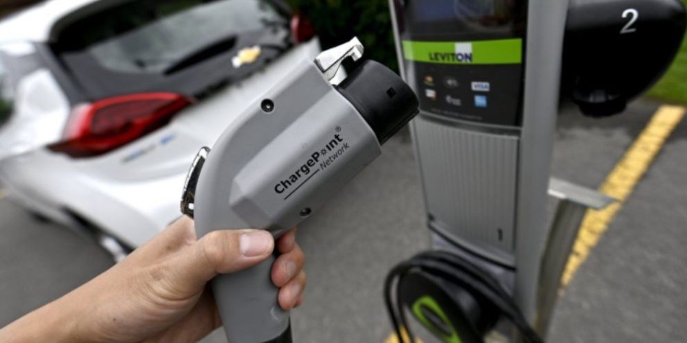 Ottawa to relaunch EV rebates program in 2 weeks with new auto strategy