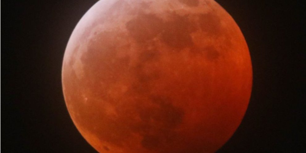 Hoping to see the 'blood' moon eclipse? It means an early start to Tuesday in Barrie